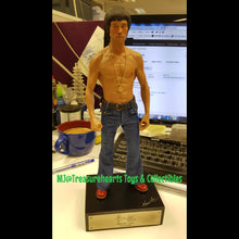 Load image into Gallery viewer, Enterbay Bruce Lee Black Label Statue Front1