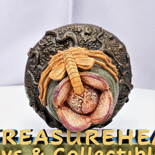 Load image into Gallery viewer, Alien Egg Statue (With lights) - MJ@TreasureHearts Toys &amp; Collectibles
