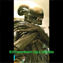 Load image into Gallery viewer, Internecivus Raptus Alien Head Closeup
